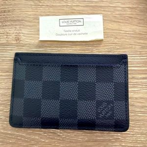 Iconic black Louis Vuitton Damier card case with 5 pockets.